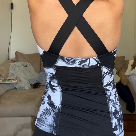 Lululemon workout top size 4 - Picture 3 of 4